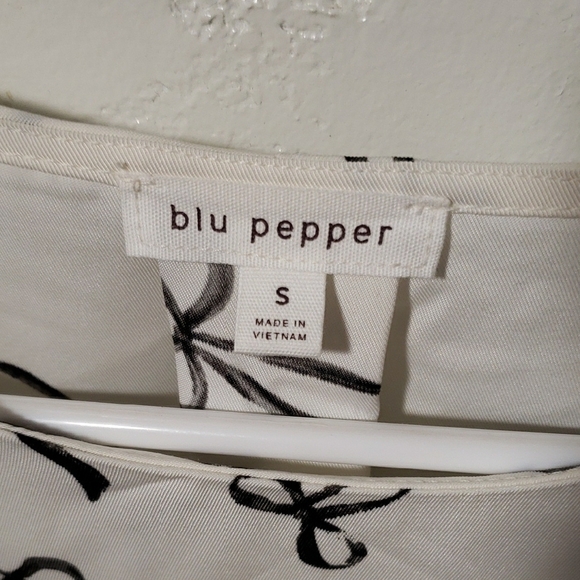 Blu Pepper Ivory Blouse with Black Bow Design - Picture 2 of 4